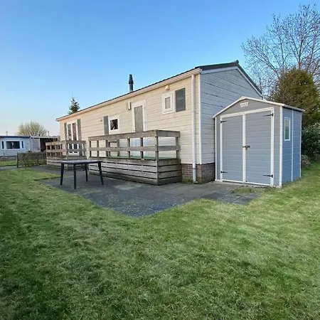 Chalet With 2 Bedrooms For 4 People For Rent In Hoorn Netherlands בקתה
